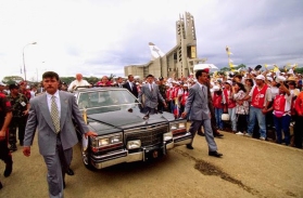 Papa Juan Pablo II saluda desde el vehículo presidencial a los feligreses. (FOTO ARCHIVO EL NACIONAL)